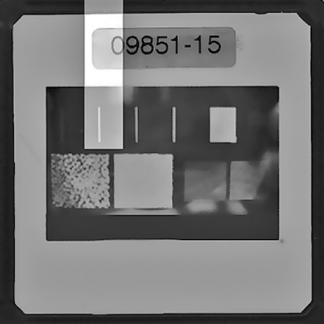 Schwarzweiß-Filmträger mit Etikett '09851-15' und mehreren geometrischen Testmustern (Quadrate, Streifen)